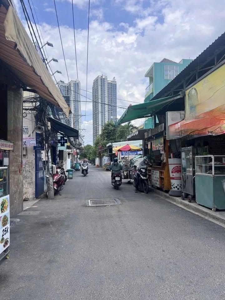 Đất có nhà 122m² Tân Thuận Tây 6 tỷ - Mặt tiền hơn 5m, thu lợi tức cao!