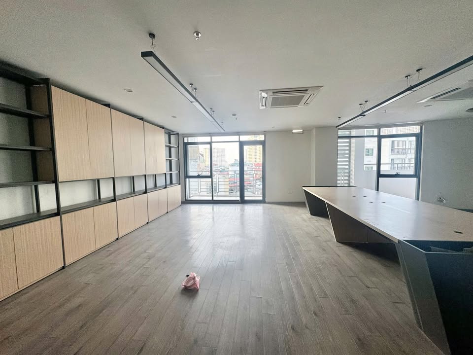 Cho thuê văn phòng tại Cầu Giấy 135m² giá 35 triệu - Sẵn nội thất đầy đủ!