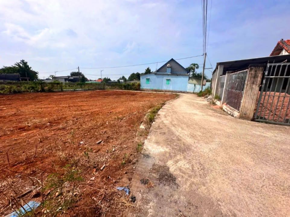 Bán đất lô góc 398m² tại Tạ Văn Sáu, Đất Đỏ - Giá 2.15 tỷ, cơ hội đầu tư hấp dẫn!