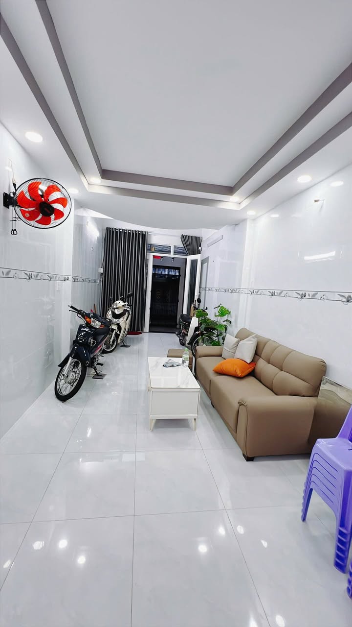 Nhà 5 tầng kiên cố tại F4, Quận 4 - 6.7 tỷ - Cách hẻm xe hơi chỉ một bước!