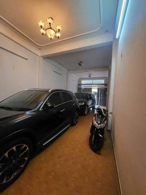 Nhà nguyên căn cho thuê mặt tiền Nguyễn Du, quận Hai Bà Trưng, DT 112m² - Khu vực trung tâm, an ninh tốt!