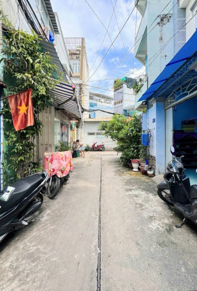 Nhà 2 Tầng Hẻm 4m Đường Lạc Long Quân Quận 11 - Gần Đầm Sen chỉ 2 tỷ