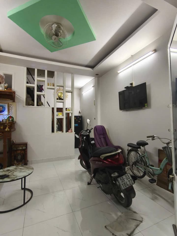 Nhà phố Thủ Đức 32m² giá 1.8 tỷ - Cần bán gấp, vị trí đẹp!