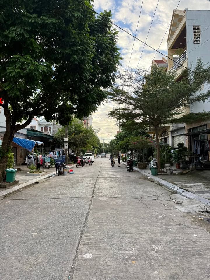 Nhà phố Độc Lập Móng Cái 85m² giá 2 tỷ - Mặt phố, hướng Đông mát mẻ!