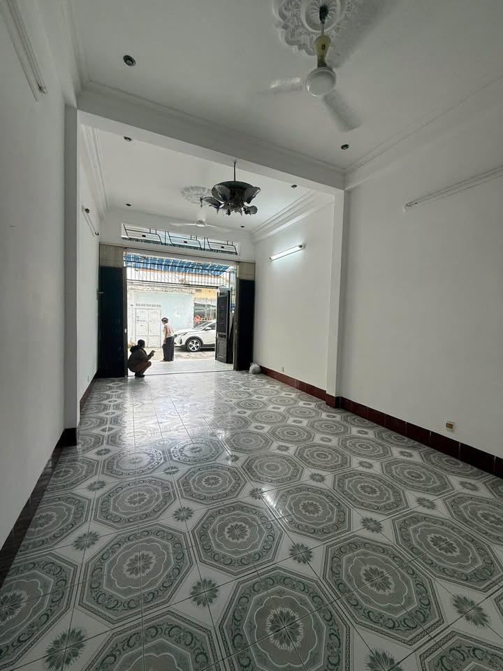 Nhà 3 tầng cho thuê đường Biệt Thự Nha Trang 75m² - Đi bộ ra biển, tiện ích đầy đủ!