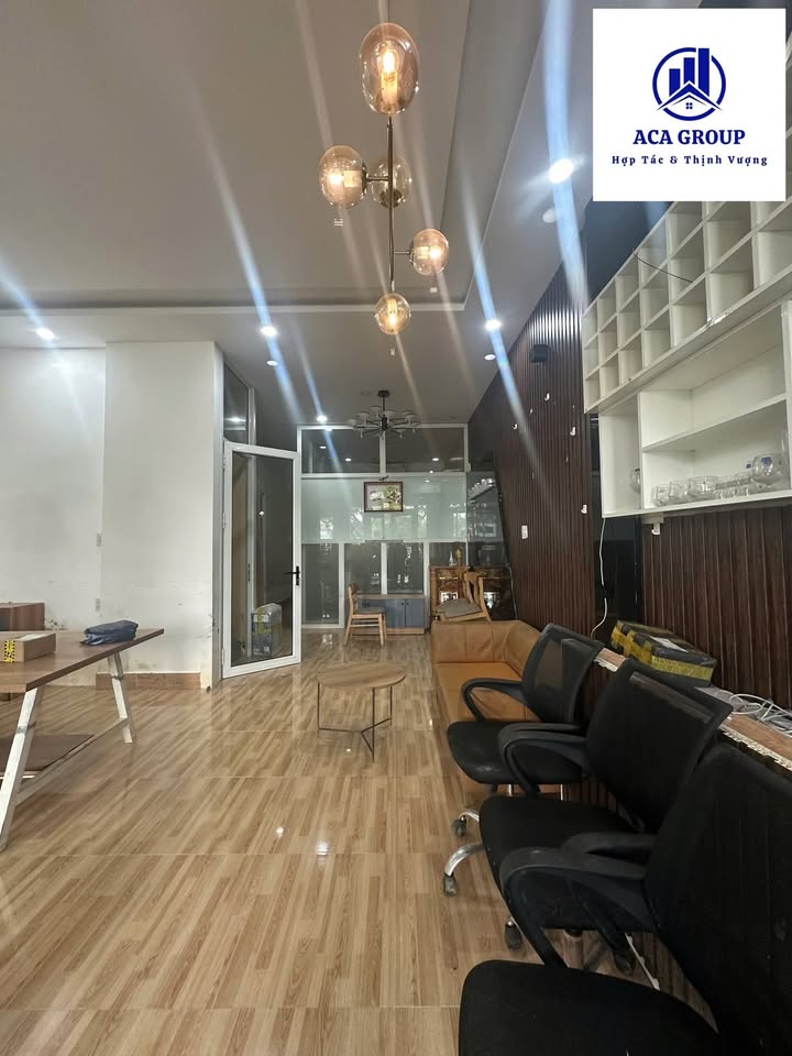 Văn phòng cho thuê mặt tiền Hoàng Quốc Việt 126m² giá 10 triệu - Không gian làm việc lý tưởng!