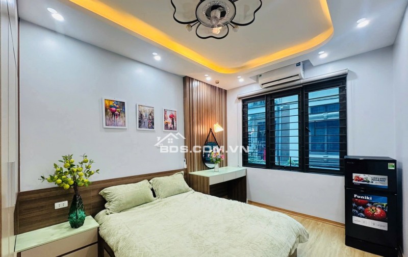 Nhà đẹp thang máy Hoàng Mai 42m² giá 12.8 tỷ - Lô góc 2 mặt ngõ thoáng mát!