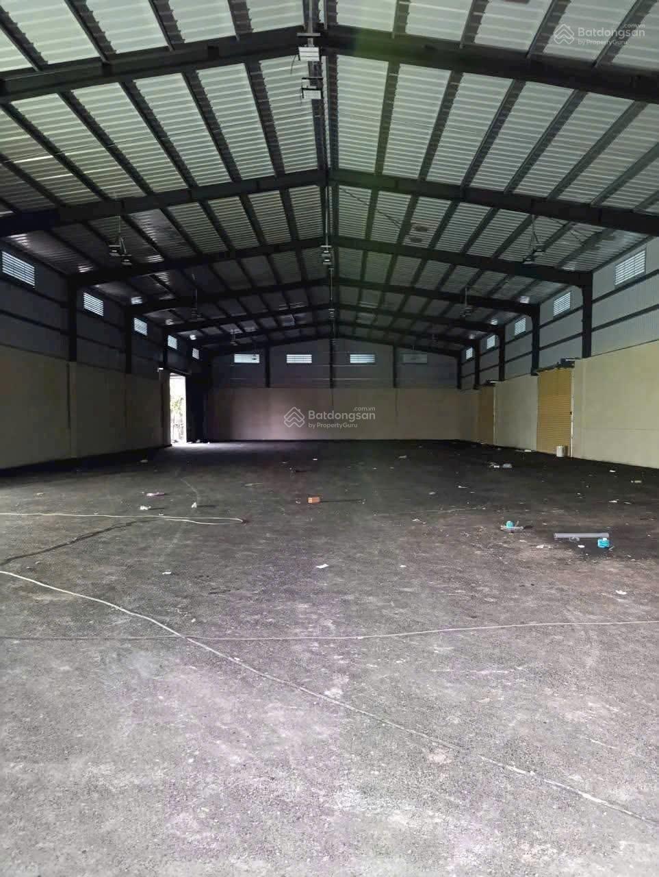 Cho thuê nhà xưởng 5600m² tại Quốc lộ 1A, Quận 12 - Đường xe container ra vào thoải mái!