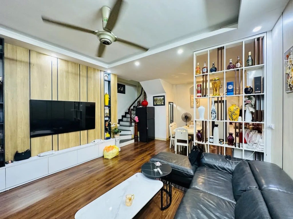 Bán nhà Võ Thị Sáu 38m² giá 13.5 tỷ - Nhà đẹp, tặng nội thất, cách hồ vài bước chân!