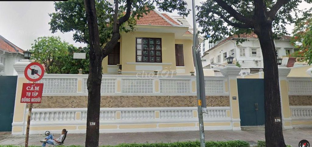 Biệt thự đẹp gần công viên Lê Văn Tám, Quận 1 - Diện tích 1200m², cho thuê 200 triệu/tháng