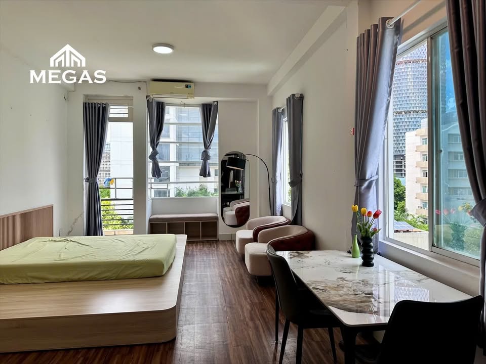 Căn hộ Balcon mặt tiền Đoàn Như Hài Quận 4 - Nội thất đầy đủ, giá thỏa thuận!