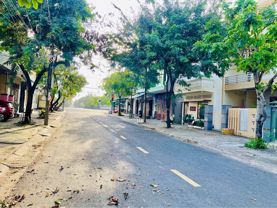 Nhà đúc 1.5 mê mặt tiền Phan Lưu Thanh, Tuy Hoà 150m² giá 7.5 tỷ - Hướng Đông Nam, gần biển!