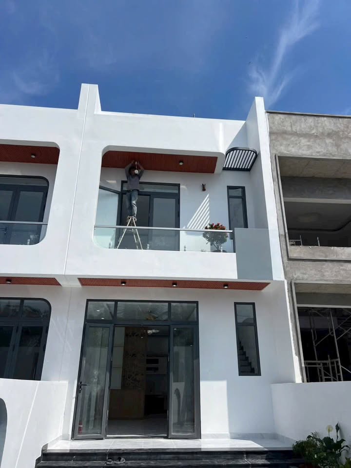 Nhà mới Đức Hòa Long An 125m² giá 2.35 tỷ - Thiết kế hiện đại, sẵn sàng vào ở!