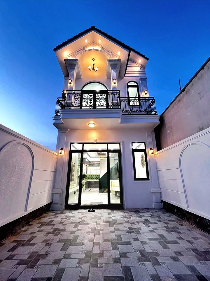 Nhà mái thái mới 100% tại phường 4, Vĩnh Long - Giá 2.49 tỷ có thương lượng!