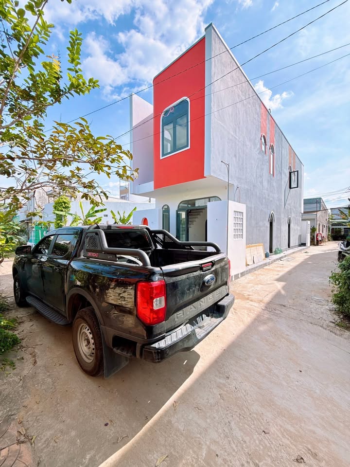 Nhà trệt lầu góc 2 mặt tiền 45m² giá 2.52 tỷ - Thiết kế hiện đại gần chợ nổi Cái Răng!