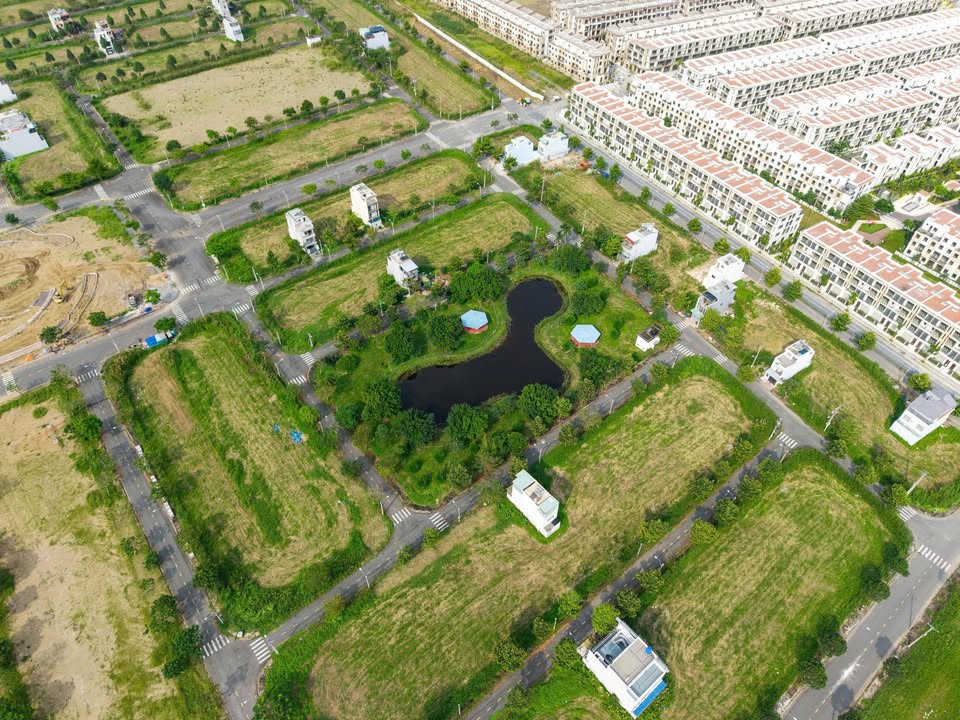 Cho thuê mặt bằng kinh doanh tại Long Hậu - Hồ câu cá đẹp, giá thỏa thuận!