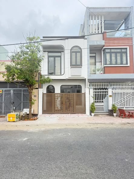 Nhà 1 trệt 1 lầu đường D2, phường Long Châu, Vĩnh Long 90m² giá 2.95 tỷ - Nhà mới đầy đủ tiện nghi!