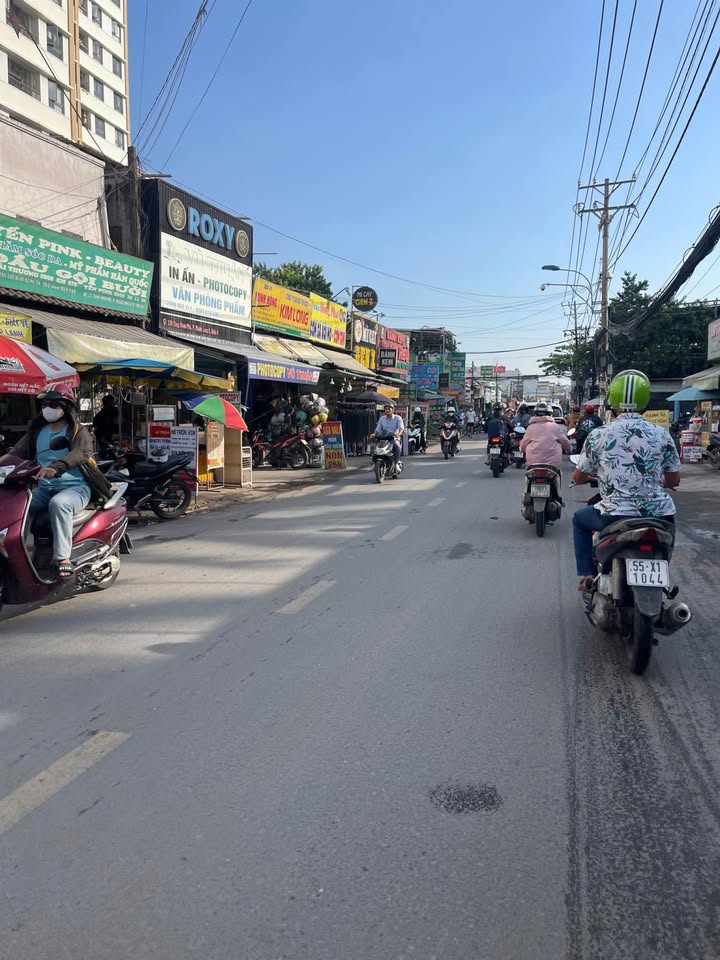 Nhà mặt tiền đường Tăng Nhơn Phú, quận 9, diện tích 114m², kinh doanh sầm uất - Giá 17 tỷ!