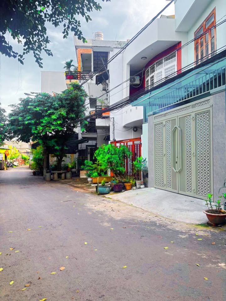 Nhà hẻm ô tô Đinh Phong Phú, Quận 9, 52m² - Vị trí đẹp, sổ hồng chính chủ!