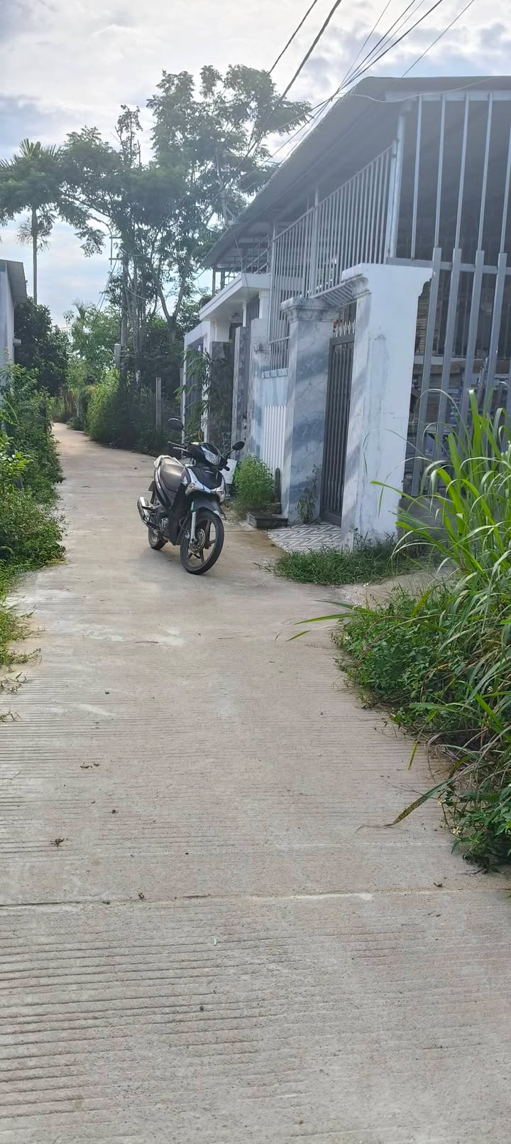 Nhà bán tại Tịnh Ấn Tây, Quảng Ngãi 200m² giá 1.3 tỷ - Đường ô tô thông thoáng!