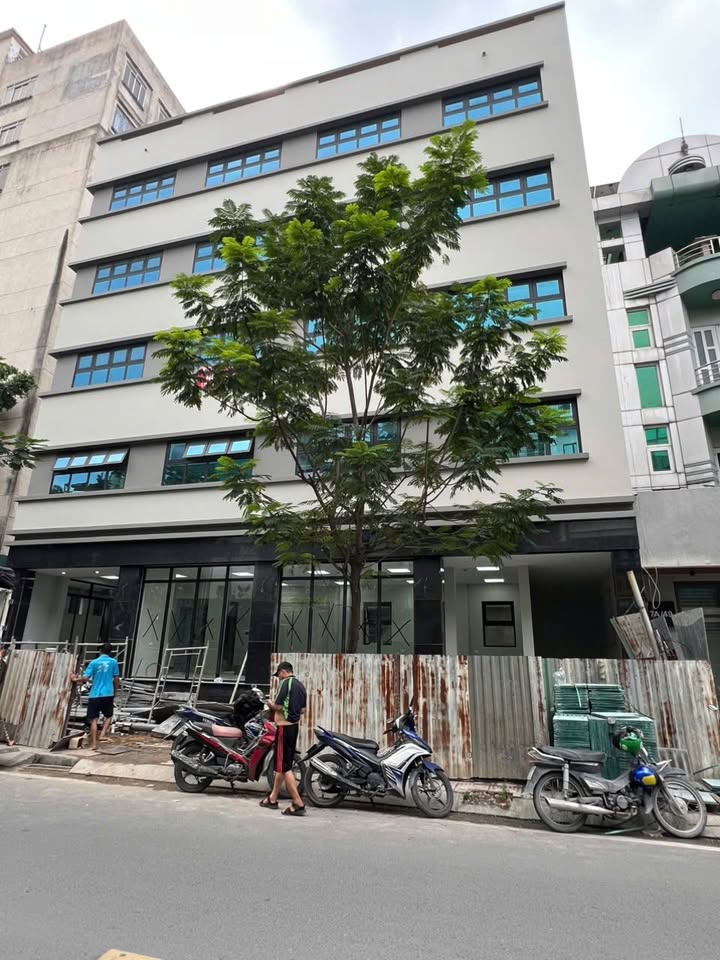 Cho thuê Tòa nhà văn phòng mới xây Quận 10, 140m² - Giá cực rẻ, liên hệ ngay!