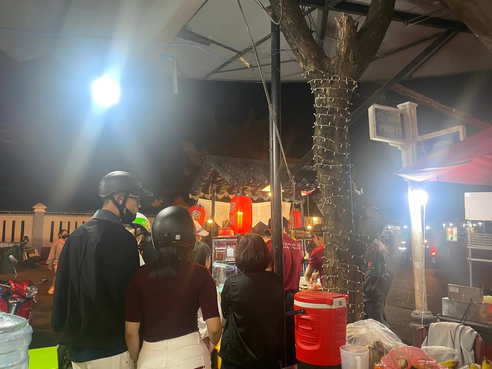 Vỉa hè kinh doanh cho thuê góc đường Phan Tứ, Đà Nẵng - Diện tích rộng rãi, giá chỉ 3 triệu/tháng!