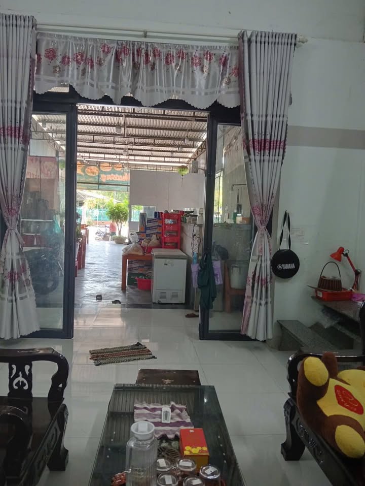 Nhà mặt tiền đường Nguyễn Huệ, Krông Bông 180m² giá 1.75 tỷ - Kinh doanh thuận lợi!