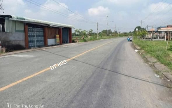 Nhà cấp 4 mặt tiền TL833, thị trấn Tân Trụ, 420m² giá 3.2 tỷ - Cơ hội đầu tư hấp dẫn!