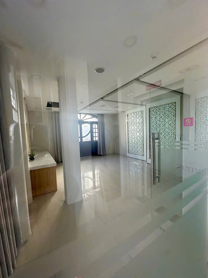 Cho thuê FrontHouse 96m² đường Nguyễn Thiện Thuật Nha Trang - Căn góc 3 mặt tiền đắt giá!