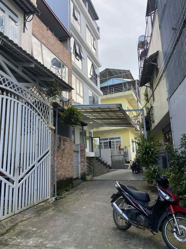 Nhà phố 3 tầng đường Phù Đổng Thiên Vương, Đà Lạt 70m² giá 6.5 tỷ - Sổ đỏ chính chủ!