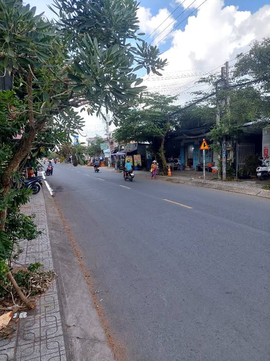 Nhà mặt tiền huyện Giồng Trôm 220m² giá 4.5 tỷ - Kinh doanh thuận lợi!