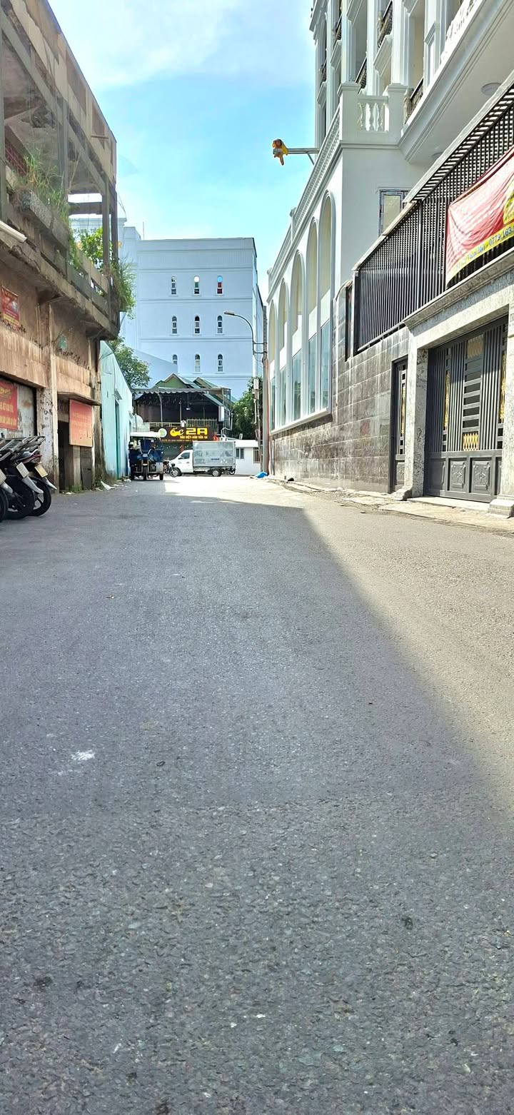 Nhà phố 2 tầng đường Huỳnh Văn Nghệ, Tân Bình 84m² giá 6 tỷ - Tiện ích đầy đủ, sẵn sàng ở ngay!