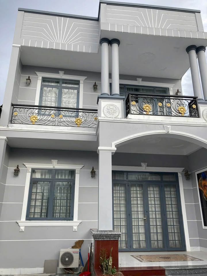 Nhà phố Vĩnh Long 170m² giá 2.75 tỷ - Thiết kế hiện đại, gần cầu vòng!