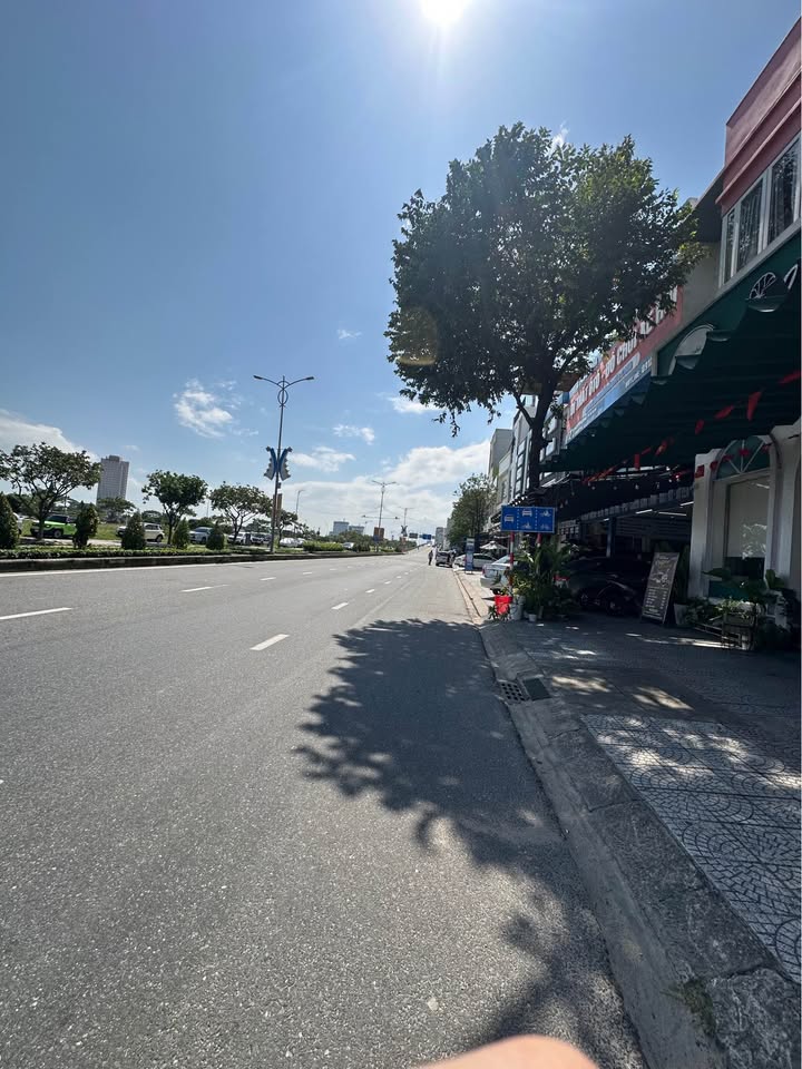 Nhà nguyên căn 3 lầu đường 2/9 Đà Nẵng giá 15 triệu - Vị trí đắc địa gần Cầu Rồng!