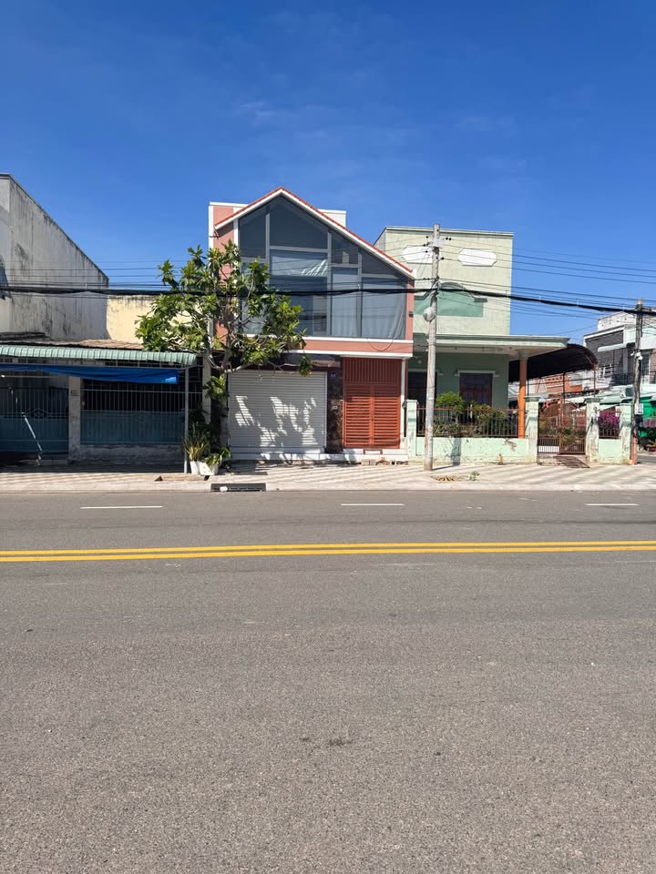 Nhà bán mặt tiền đường Nguyễn Văn Linh, Phú Tài 112.5m² - Thiết kế hiện đại, ô tô vào tận nơi!