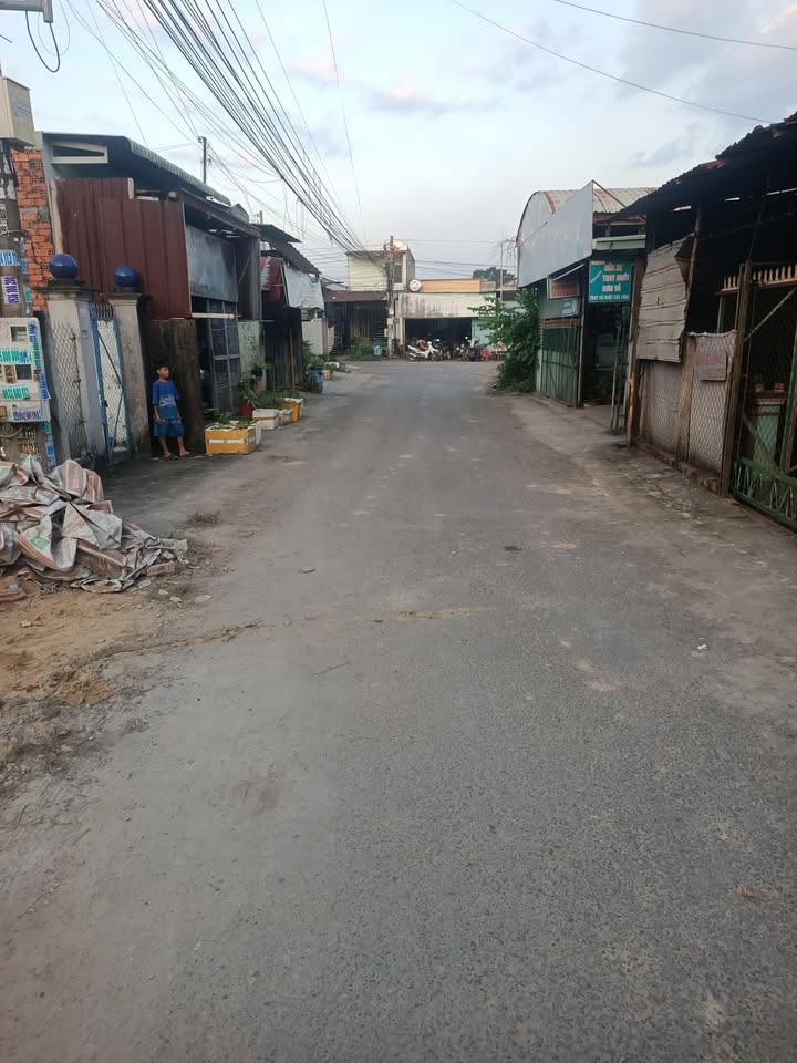 Đất nền 140m² hướng Đông tại khu phố 2, Tân Định - Giá 2.1 tỷ, sở hữu ngay!