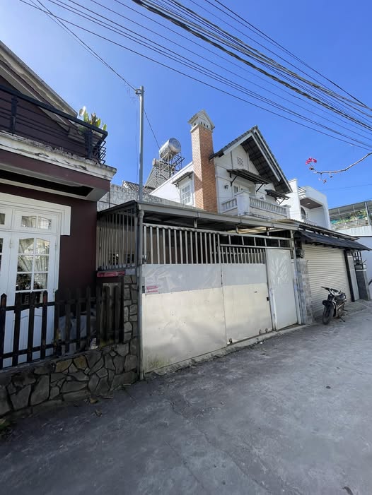 Nhà 1 hầm 1 trệt 2PN Đà Lạt 90m² giá 5.5 tỷ - Hẻm ô tô 5m, sổ hồng chính chủ!