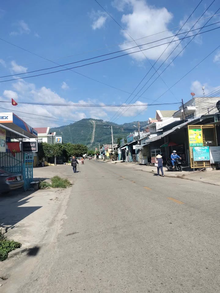 Nhà riêng Lâm Sơn 150m² giá 2.9 tỷ - Sát cổng chợ Sông Pha!