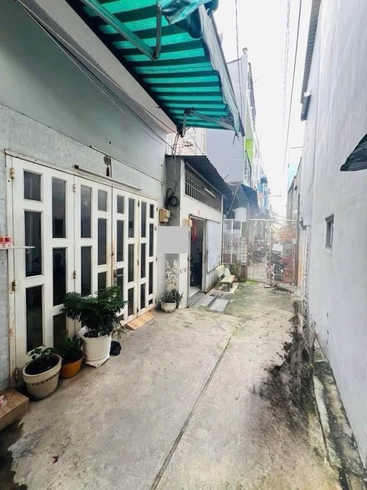 Nhà bán Tân Hoà Đông, Bình Tân 28m² giá 2 tỷ - Kết cấu 2 tầng, vào ở ngay!