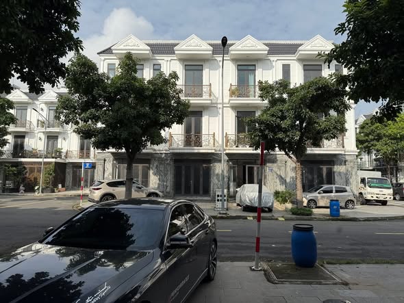 Nhà phố Dĩ An, 72m², giá 6.8 tỷ - Hoàn thiện, sẵn sàng vào ở!