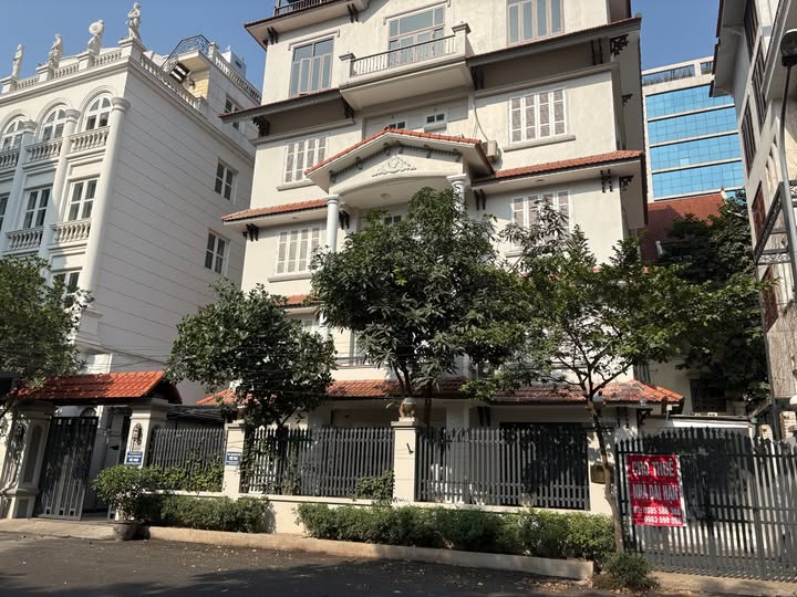 Biệt thự vườn đào 130m² ngõ 689 Lạc Long Quân giá 45 triệu - Phù hợp làm văn phòng!