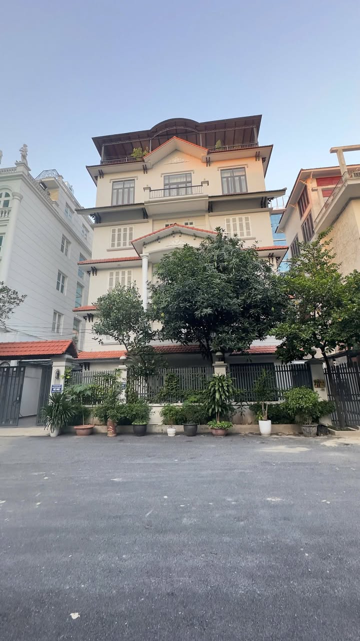 Cho thuê biệt thự Lạc Long Quân 165m² giá 50 triệu - Thiết kế hiện đại, đầy đủ nội thất!