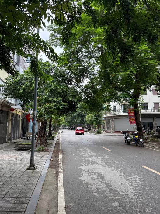 Nhà Thô Liền Kề KĐT Văn Phú 100m² giá 18 tỷ - Dân trí cao, view triệu đô!