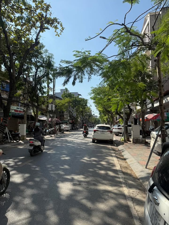 FrontHouse mặt đường Hai Bà Trưng 90m² giá 21.9 tỷ - Kinh doanh đỉnh cao!