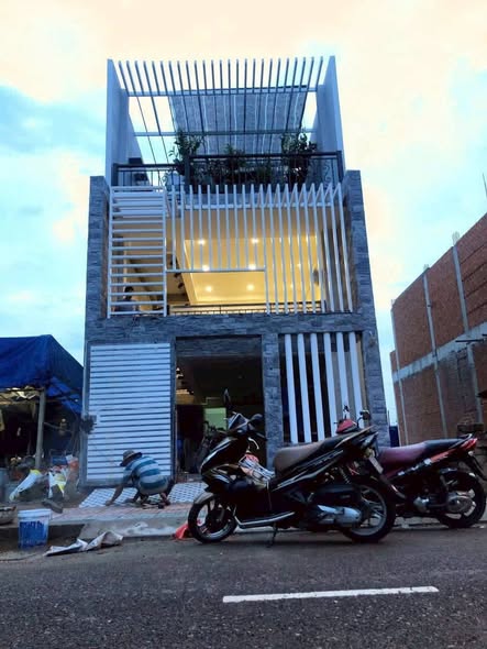 Nhà phố 1 trệt, 1 lửng, 1 lầu tại Bến Lức 80m² giá 5.3 tỷ - Vị trí trung tâm thuận tiện!