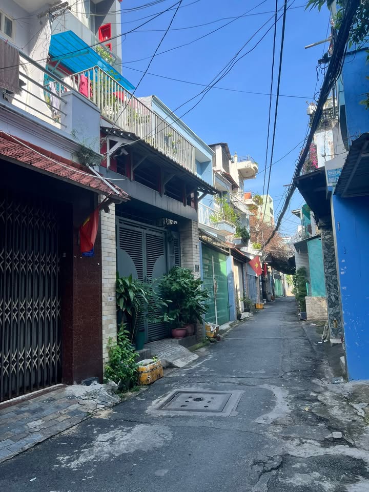 Nhà 2 Tầng Tại Tân Quý Tân Phú 16m² giá 6.9 tỷ - Hẻm xe hơi, tiện ích đầy đủ!