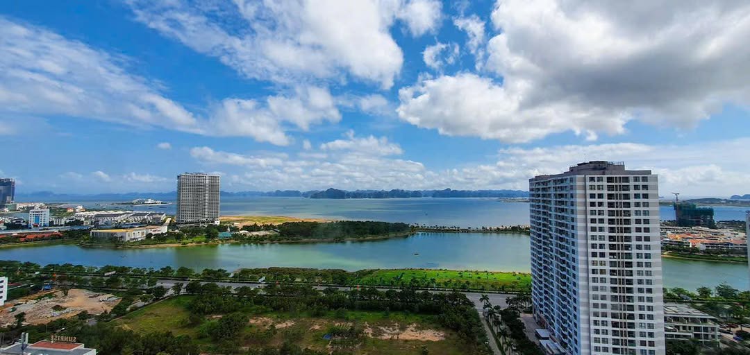 Căn hộ 2PN 2VS Bim 30 tầng Hạ Long 67m² giá 2.3 tỷ - View đẹp, chính chủ bán gấp!
