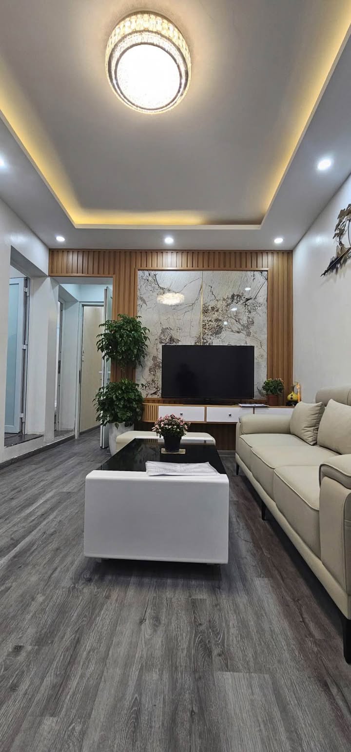 Căn hộ tập thể Đường Láng 38m² giá 5 tỷ - Nhà đẹp, full nội thất, sẵn sàng ở!