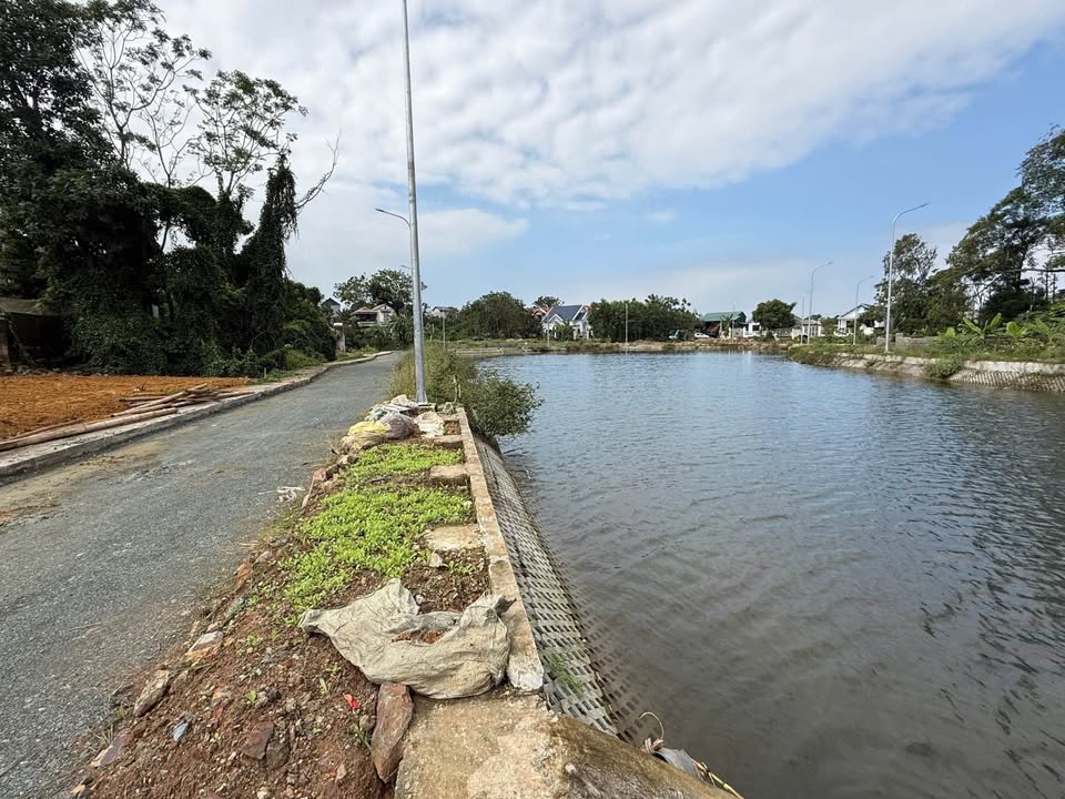 Đất nền Quốc Oai 100m² giá 3 tỷ - View hồ cực đẹp, thích hợp mở quán cà phê!