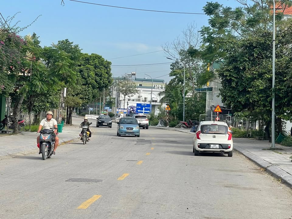 Đất nền Bút Sơn 100m² giá 2 tỷ - Kinh doanh sầm uất ngay trung tâm!